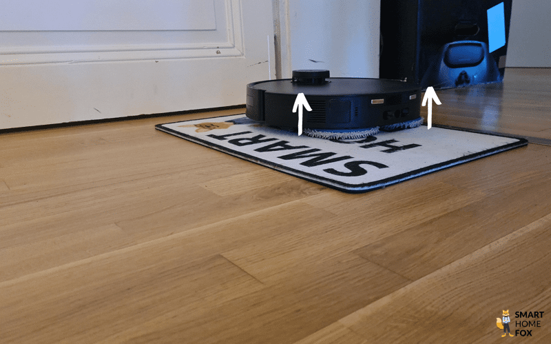 Die Wischpads des DEEBOT T30S werden beim Befahren eines Teppichs angehoben.